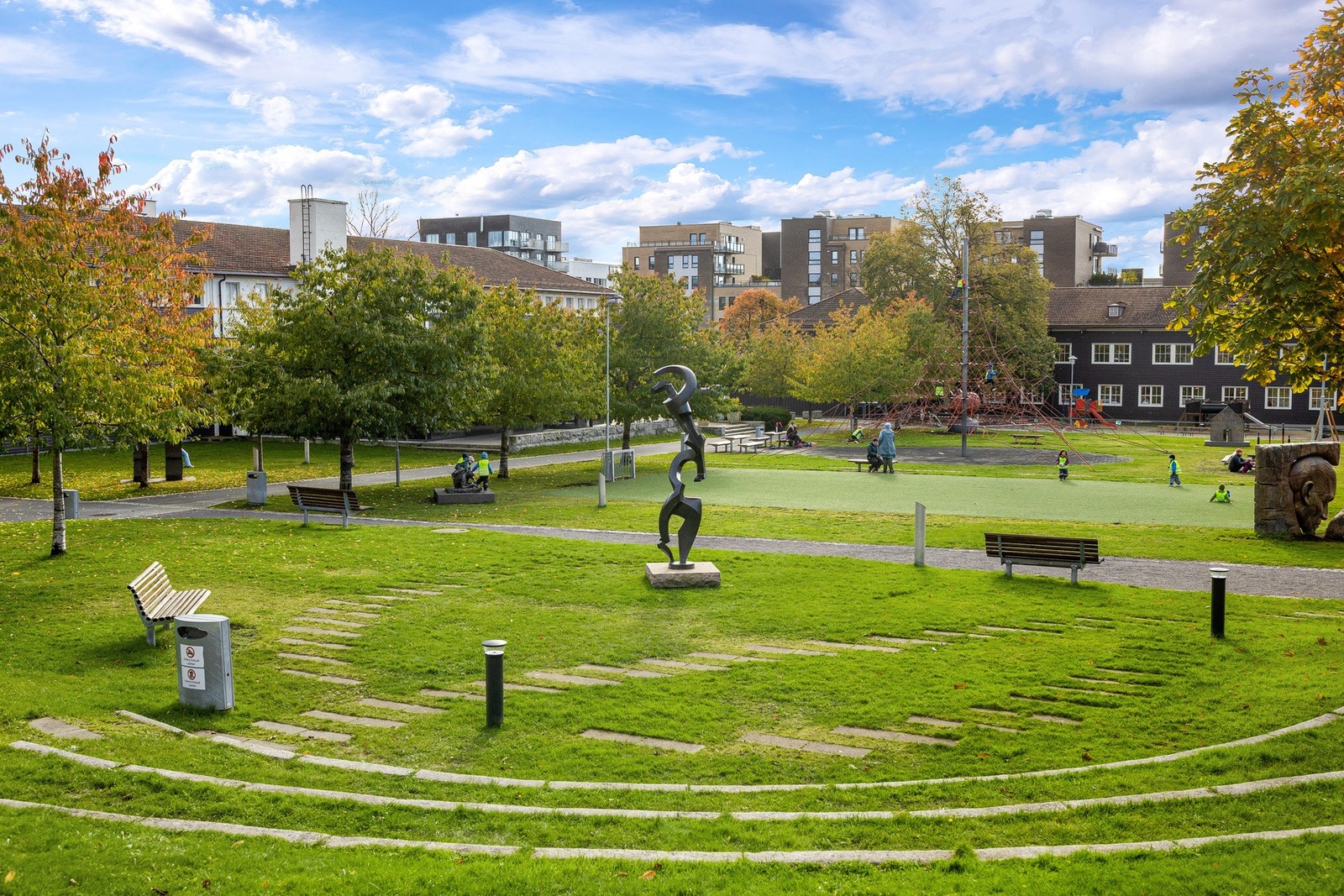 For de som liker utetrening er det flere fine parker på Løren som Skulpturparken, Frydenberg med vannspeil og parkområder og Sinsenparken. Lørenbanen, idrettshallen og ishall. Galleribilde