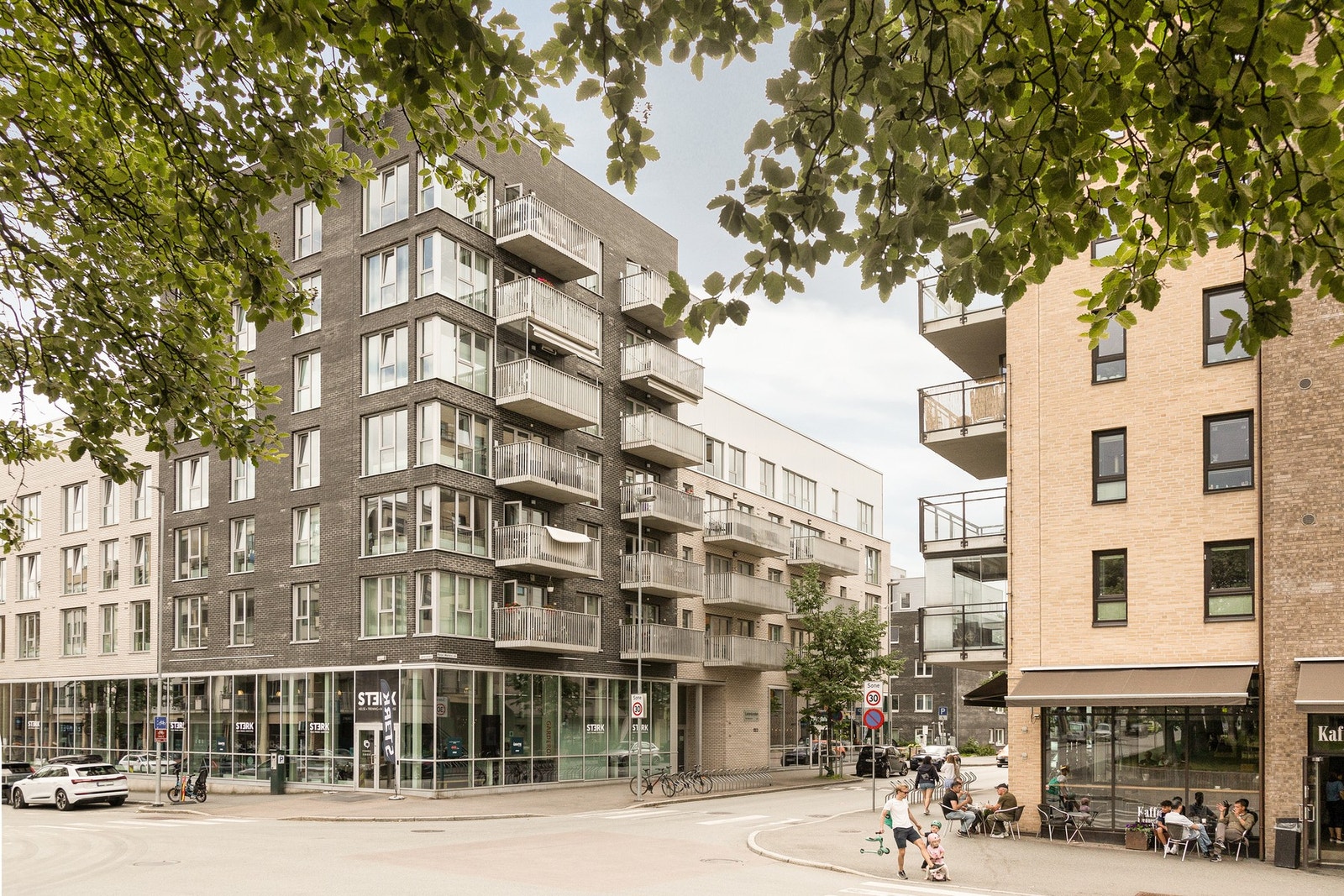 Her bor man i et hyggelig boligstrøk som kan friste med flotte grøntarealer, flere dagligvarebutikker, restauranter, treningssenter og et variert servicetilbud. Galleribilde