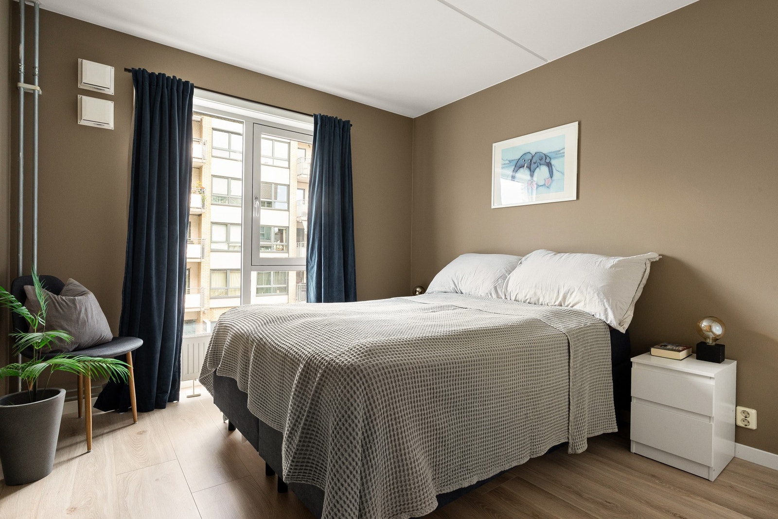 Luftig hovedsoverom med plass til bred dobbeltseng og nattbord. Galleribilde