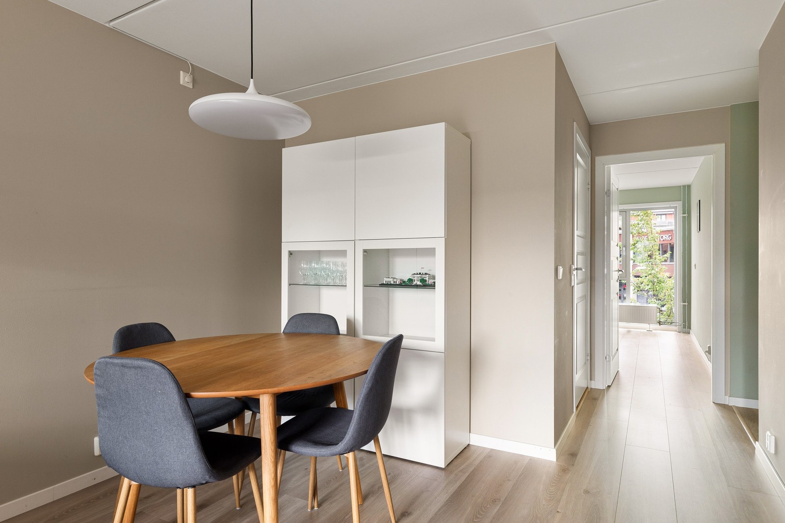 Stuen gir rikelig med plass til å innrede med sofagruppe, spisestue og annet ønsket møblement. Galleribilde