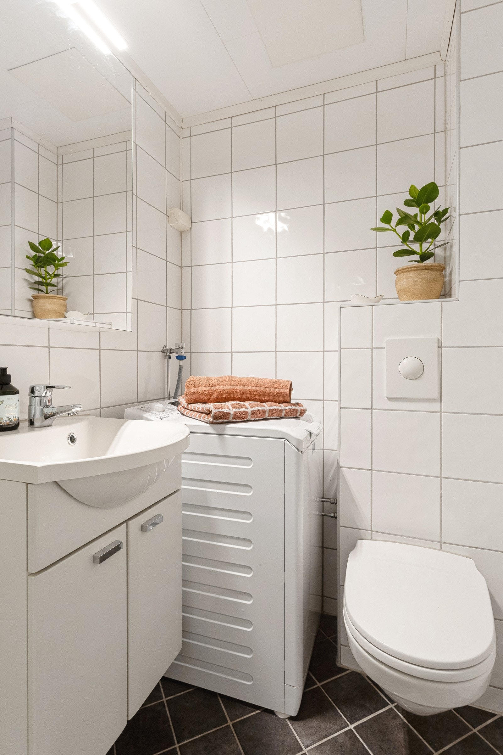 Pent flislagt baderom som er pusset opp i regi av brl med blant annet gulvvarme og opplegg for vaskemaskin. Galleribilde