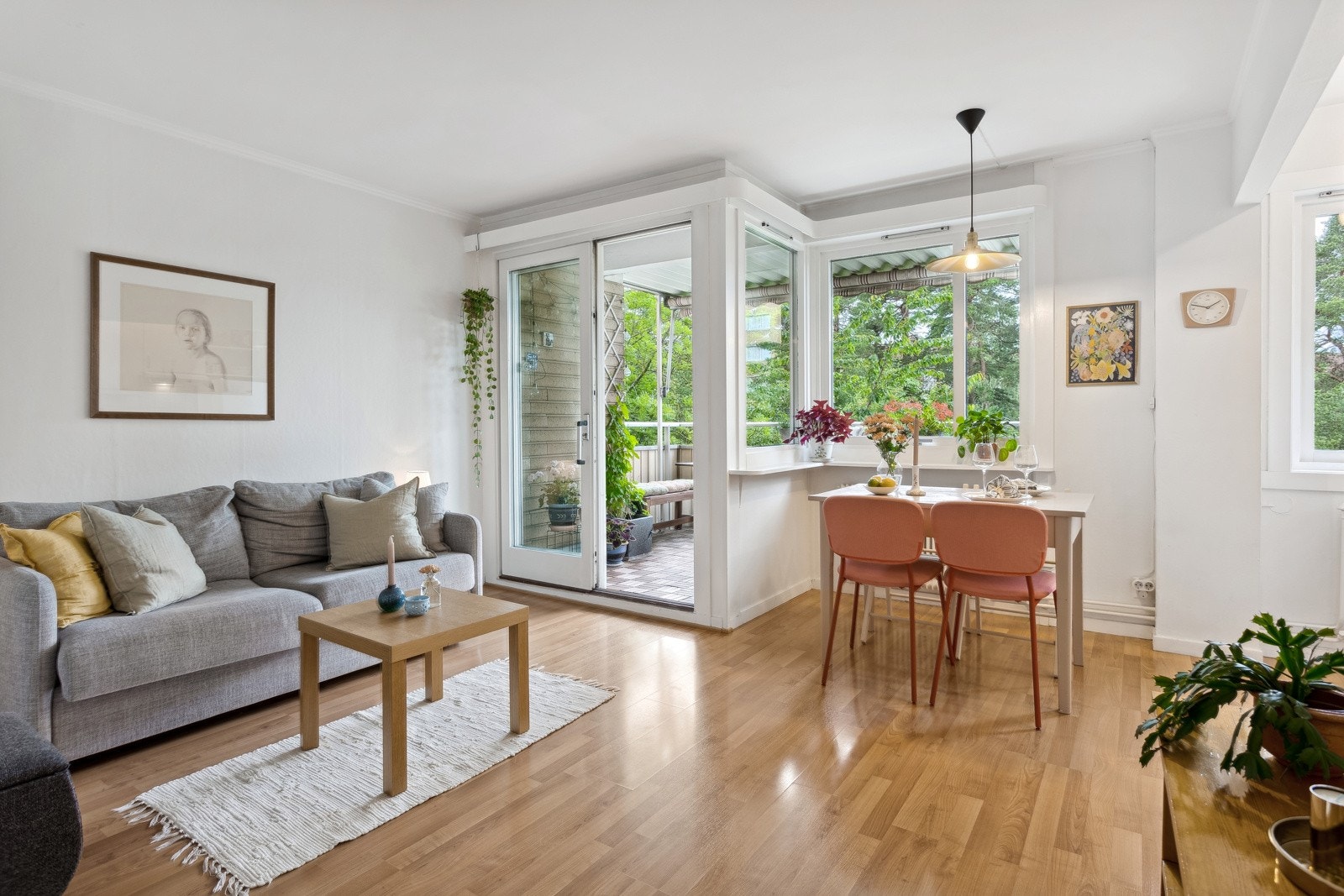 Fin og åpen stue med plass til spisebord i tillegg til sofagruppe. Galleribilde