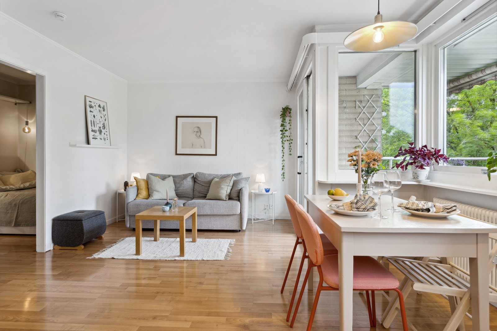 Fin 1-roms med lyse gulv og vegger. Galleribilde