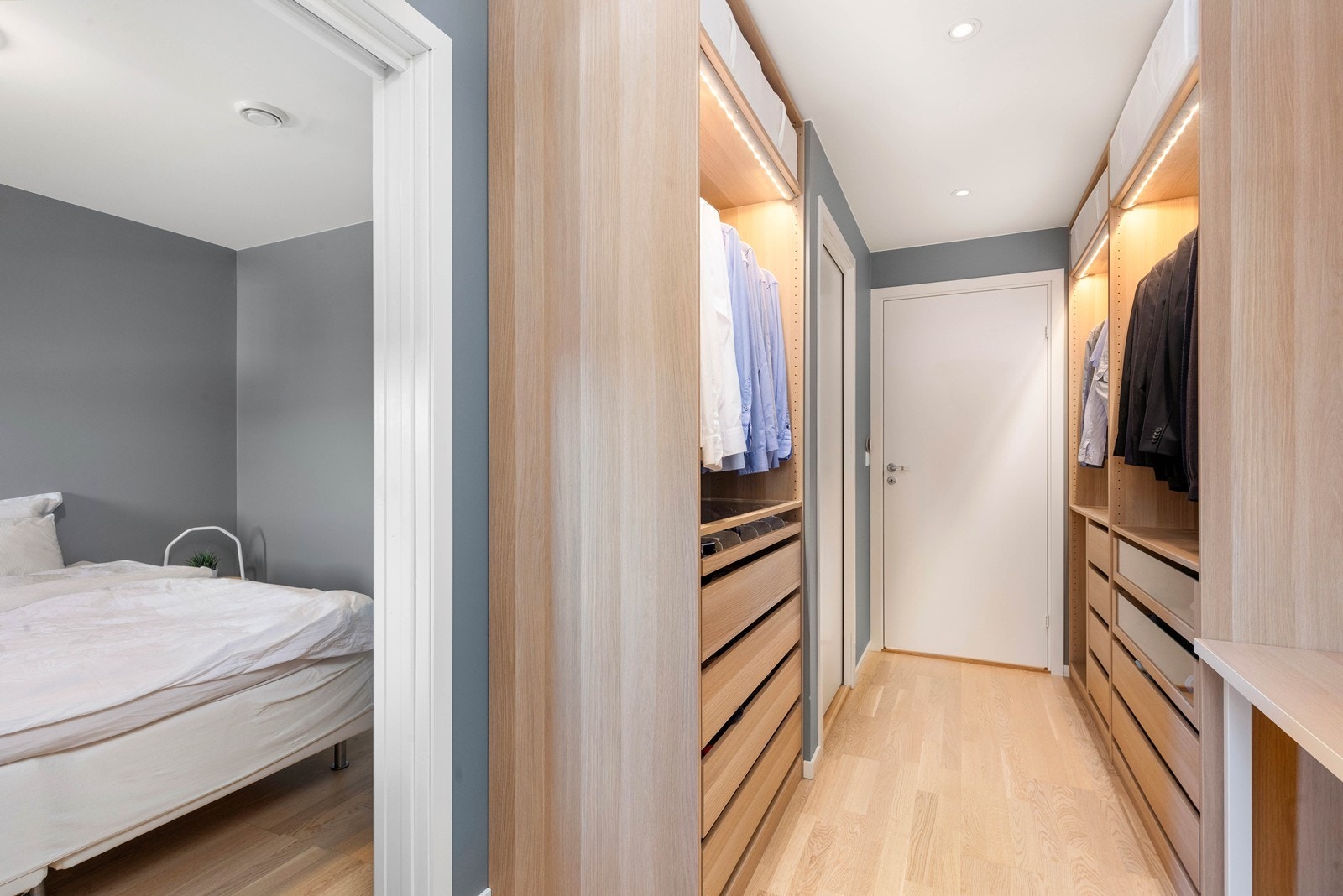 Hovedsoverommet med inngang til walk-in garderobe, samt et uinnredet rom som er klargjort for å etablere baderom Galleribilde