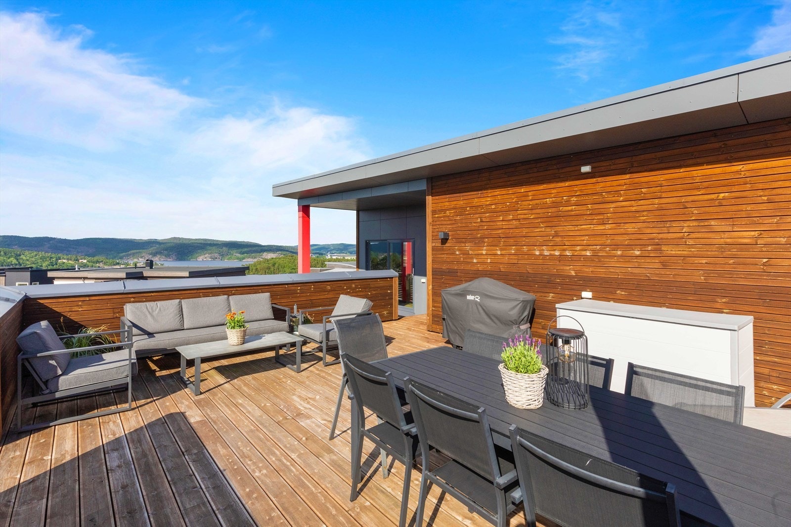 Nyere, påbygd enebolig med hybel, stor hage, takterrasse og dobbel garasje. Nydelige sol-/ utsiktsforhold! Barnevennlig Galleribilde