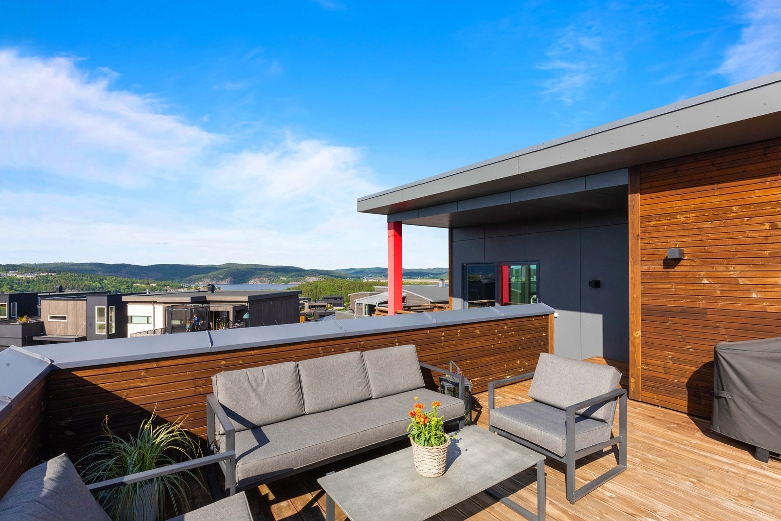 Fra stuen er det utgang til stor takterrasse med gode solforhold og trapp ned til hagen. Galleribilde