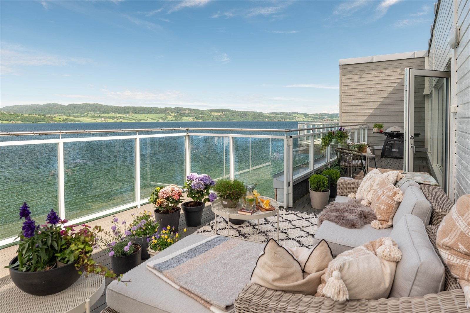 Fra stuen er det utgang til terrasse på hele 29 m². Galleribilde