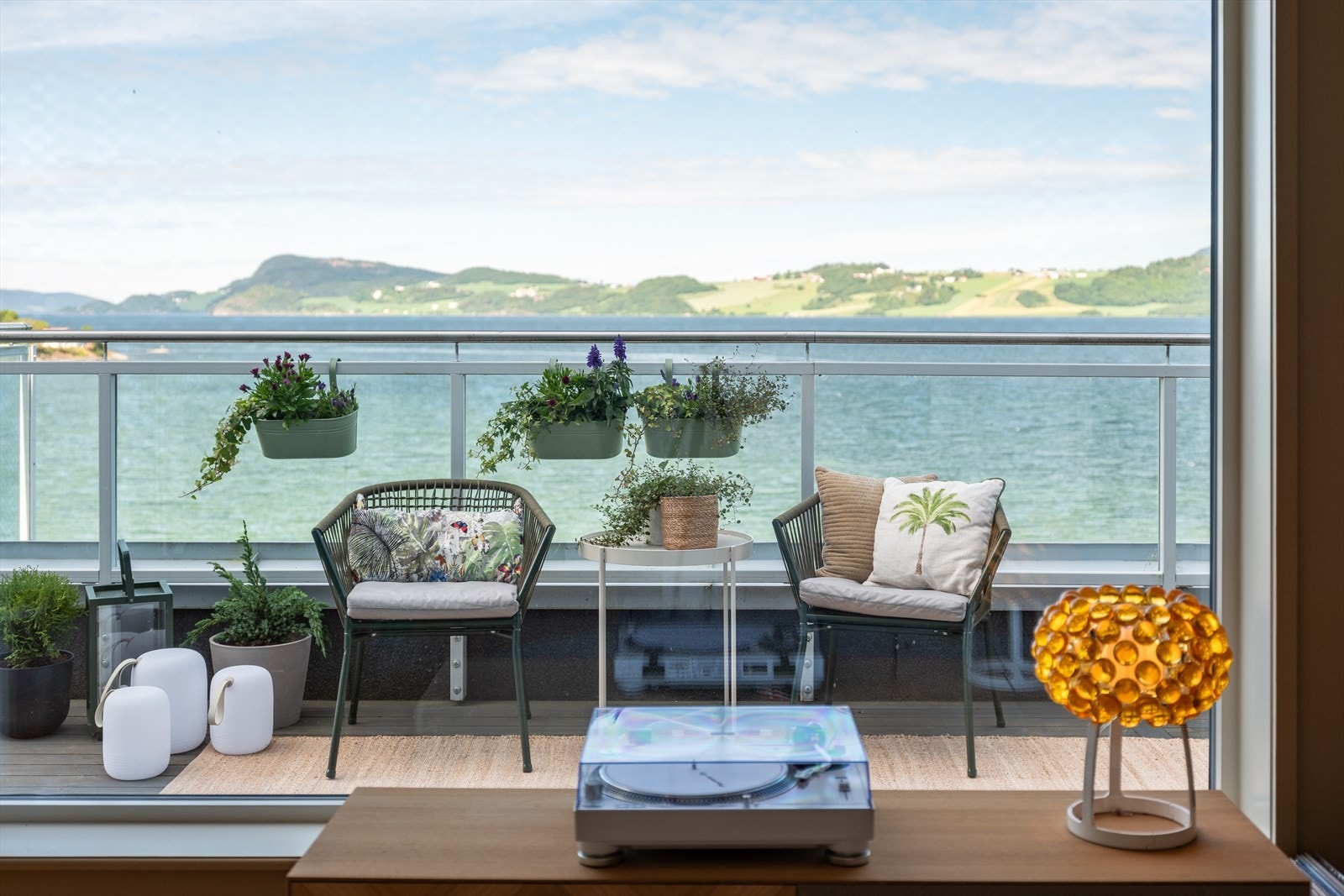 Fra hele stue- og kjøkkensonen har du fantastisk utsikt. Galleribilde