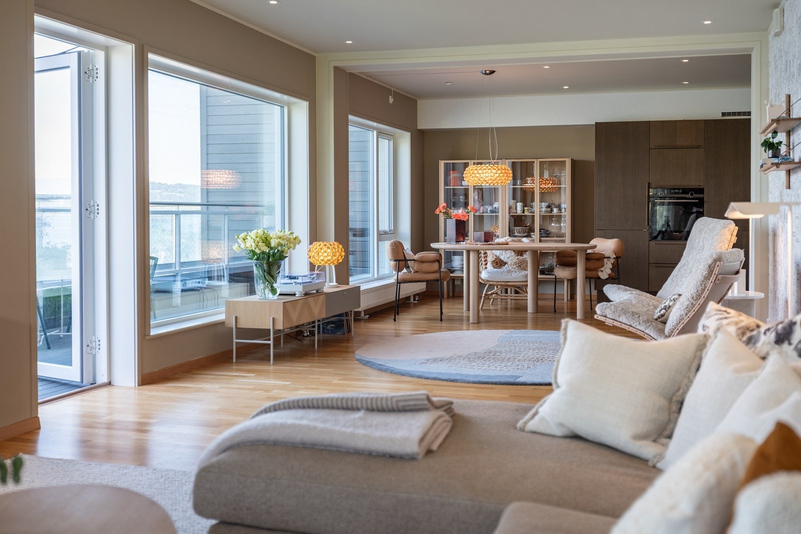 Hovedrommet i leiligheten er en meget flott og stor stue med delvis åpen løsning til kjøkkenet. Galleribilde