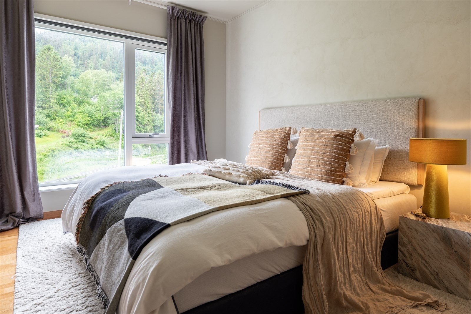 Soverommet er malt i en delikat farge som gjør det enkelt å innrede etter sin egen smak. Galleribilde