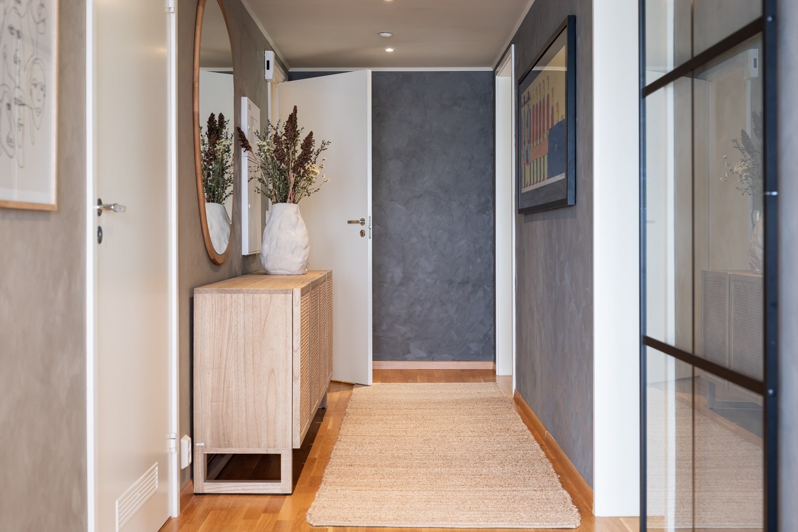 Romslig gang med downlights i tak. I likhet med de fleste øvrige rom er overflatene nymalt her. Galleribilde