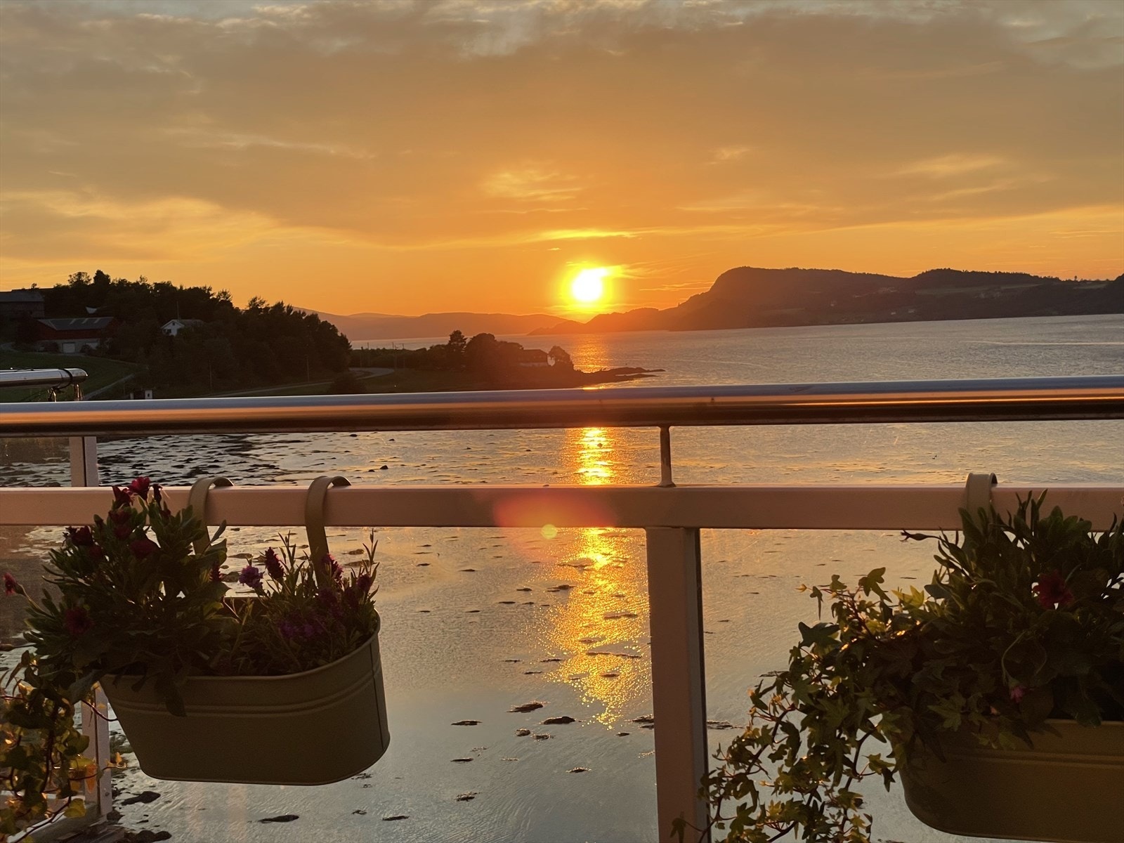 Velkommen på visning på idylliske Buvik Brygge. Kveldsbilde tatt av selger. Galleribilde