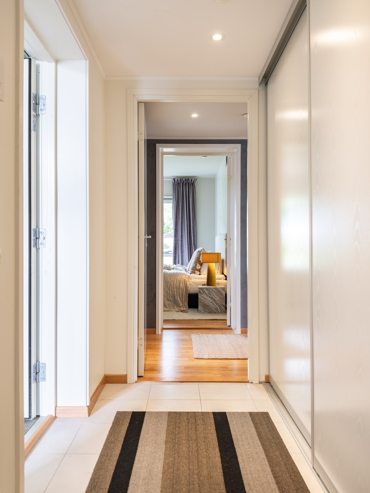 Leiligheten har adkomst via en hyggelig entré med skyvedørsgarderobe. Galleribilde