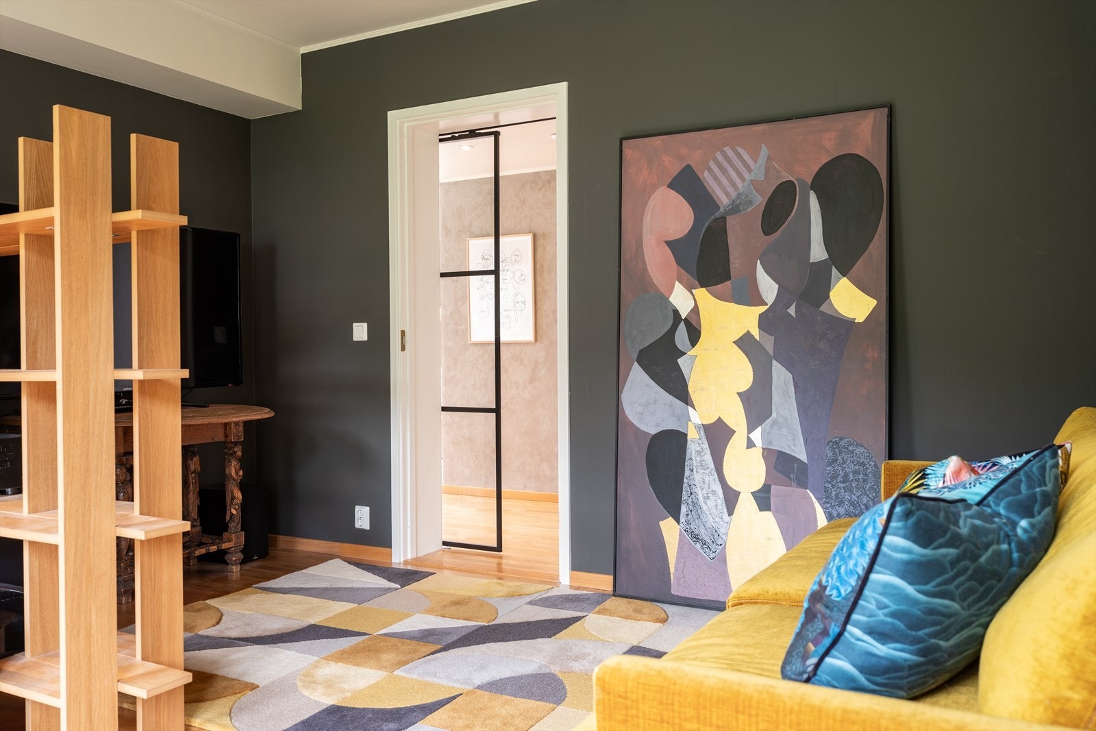 Her kan man fint kombinere rommet som soverom og TV-stue. Galleribilde