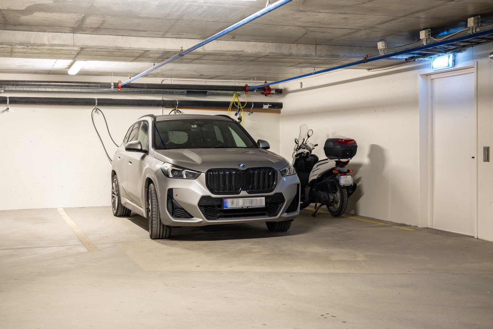 Parkeringsplass i oppvarmet parkeringskjeller medfølger leiligheten. Denne plassen er ekstra stor til sammenligning med de øvrige plassene. Galleribilde
