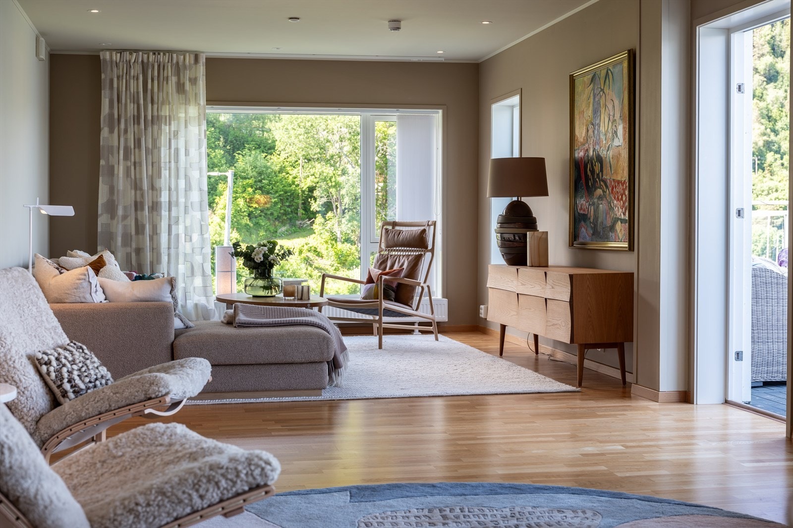 Det medfølger parkeringsplass i oppvarmet parkeringskjeller, og langs fjæra har du pene fellesområder. Galleribilde