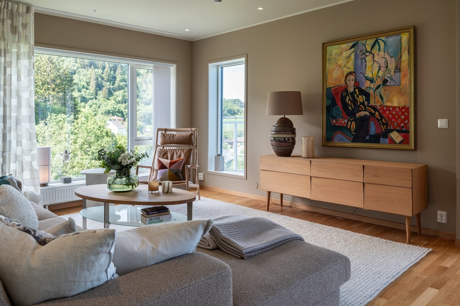 Stuen har gode innredningsmuligheter. Det ene vinduet i stuekroken er nylig satt inn for å gi bedre lysinnslipp og ytterligere utsikt ut mot sjøen. Galleribilde