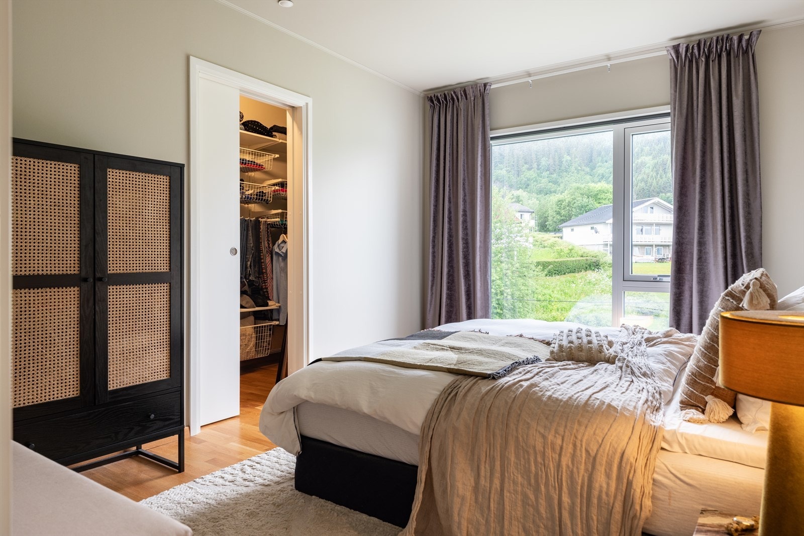 Leiligheten har to fine soverom, og i tilknytning til det romslige hovedsoverommet er det walk-in closet. Galleribilde