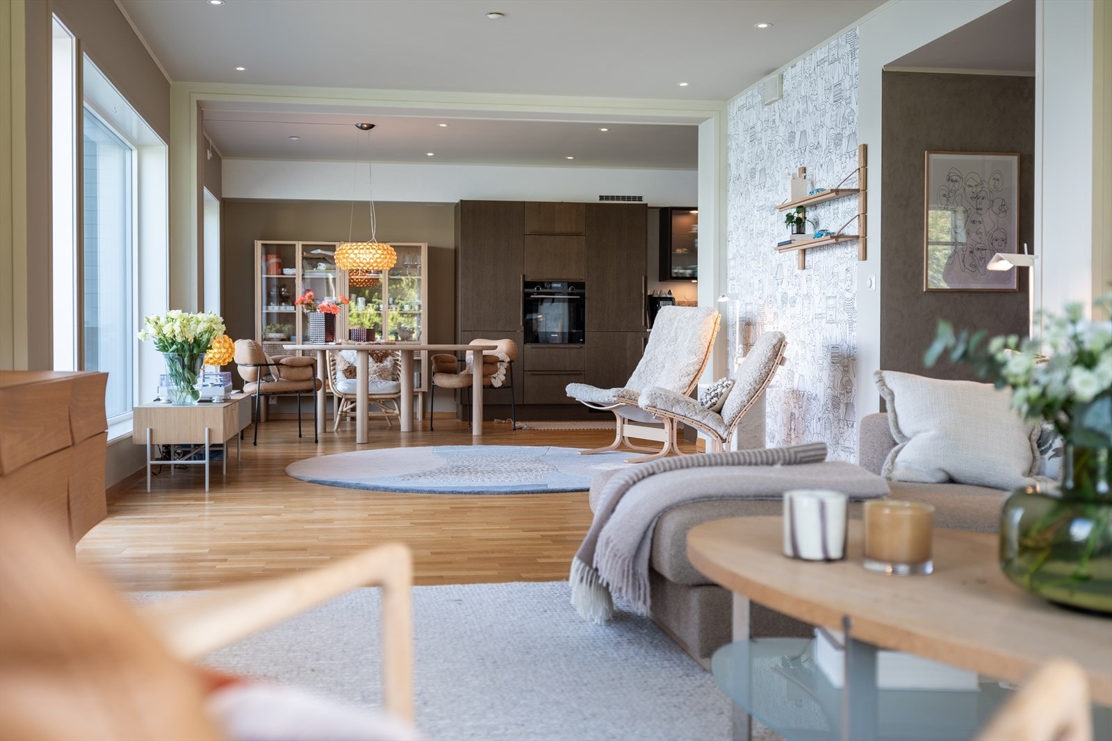 Både vegger og tak på stue- og kjøkken, gang og soverom er nymalt. Galleribilde