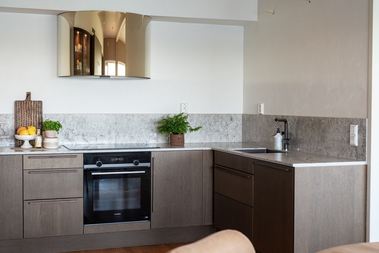 Den flotte benkeplaten er i marmor fra Oppdal med innfelt oppvaskkum og ny kjøkkenarmatur. Galleribilde