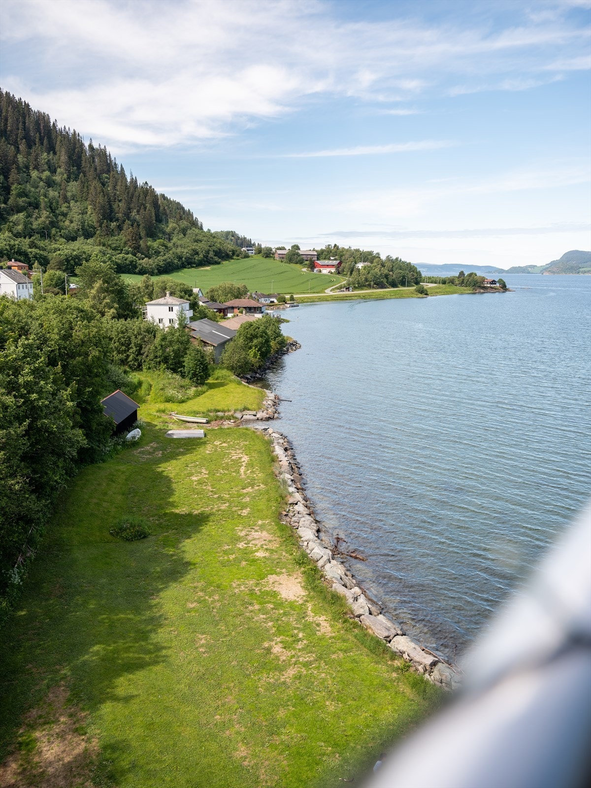 Eiendommen har en flott beliggenhet nede ved sjøkanten. Galleribilde