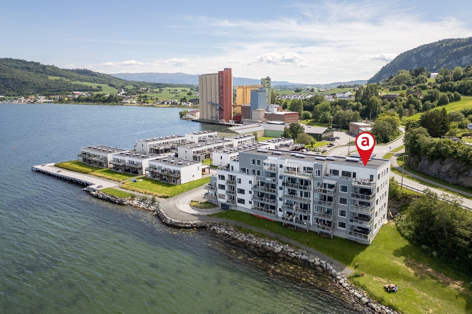 Leiligheten ligger i øverste etasje og har en flott hjørneplassering. Galleribilde