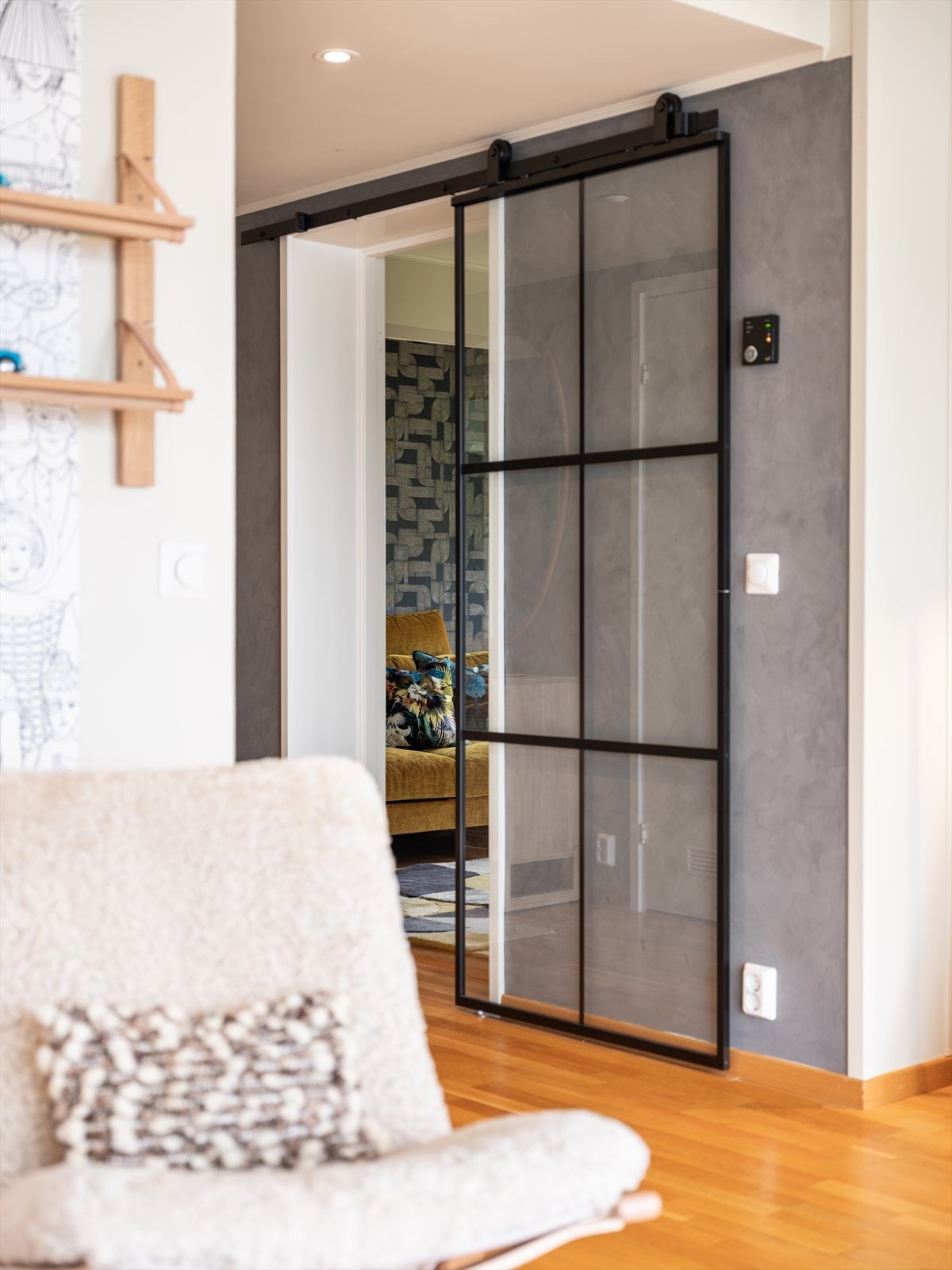 Fra stuen har man en åpen og luftig gang som leder til de resterende rommene i leiligheten. Galleribilde