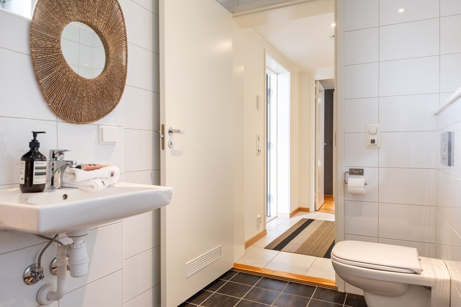 Begge bad har fliser, downlights og balansert ventilasjon. Galleribilde