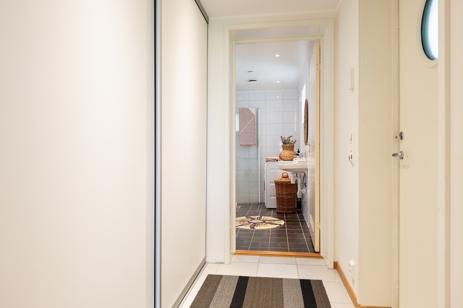 I yttergangen er det god lagringsplass i et stort garderobeskap. Galleribilde