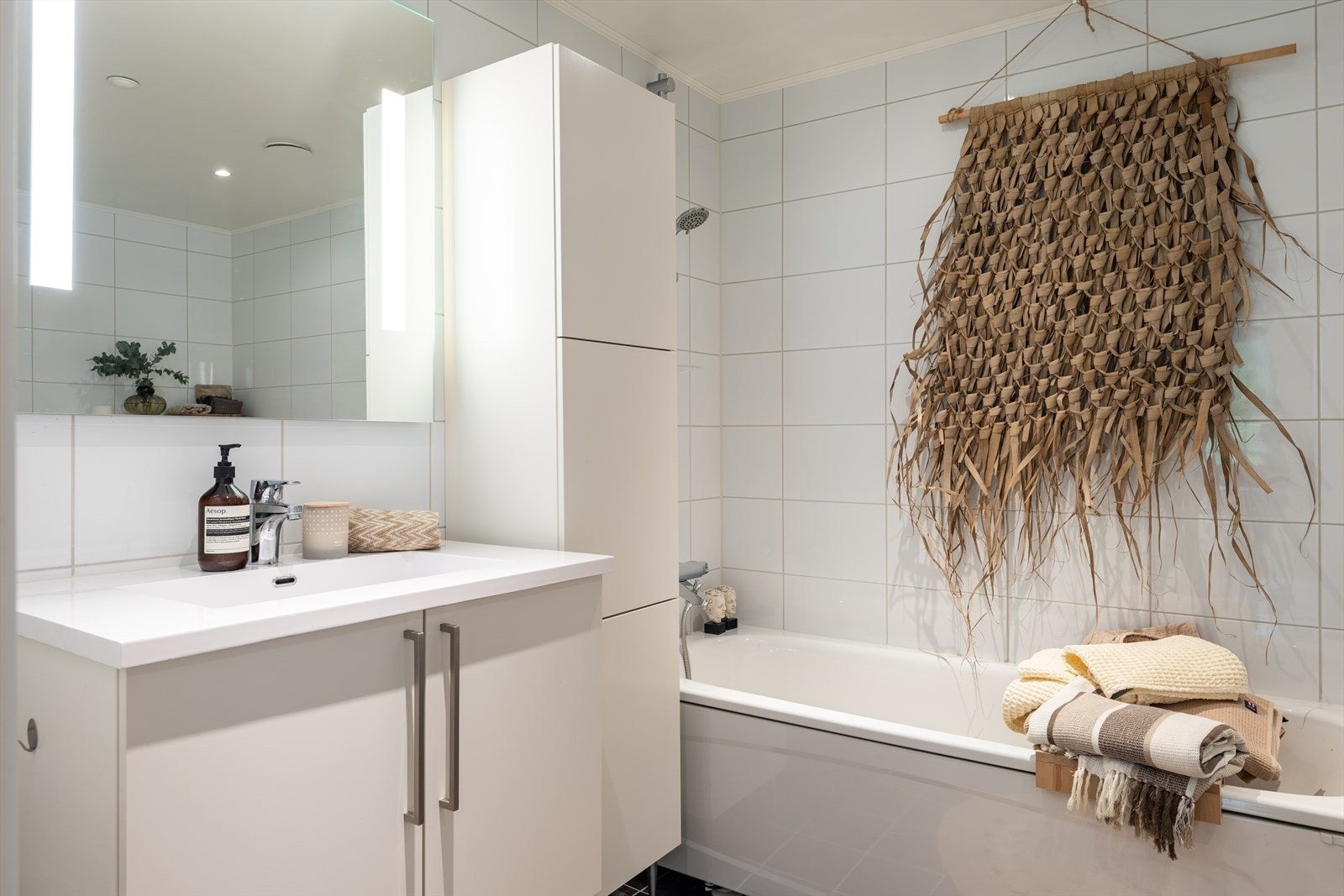 Leiligheten har to pene bad. Galleribilde