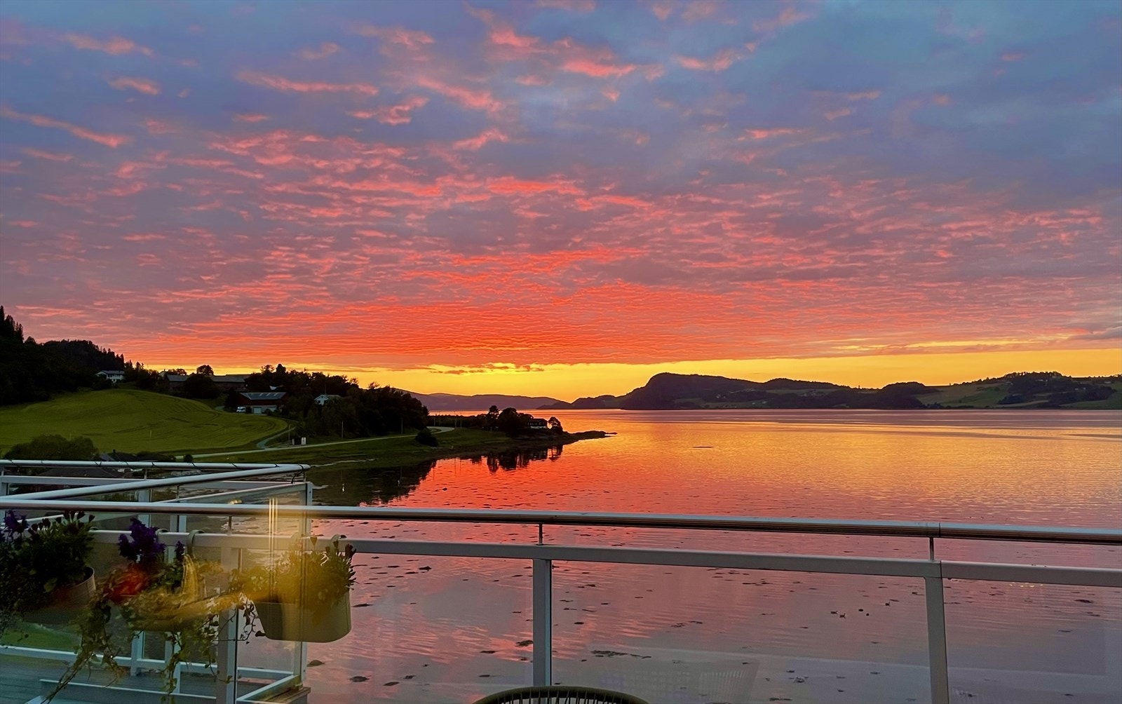 På terrassen har du ettermiddag- og kveldssol med spektakulære solnedganger. Bilde tatt av selger. Galleribilde