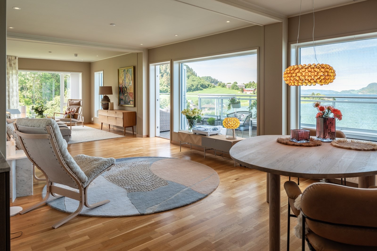 Leiligheten har fantastisk utsikt til sjøen, både ute og inne. Galleribilde