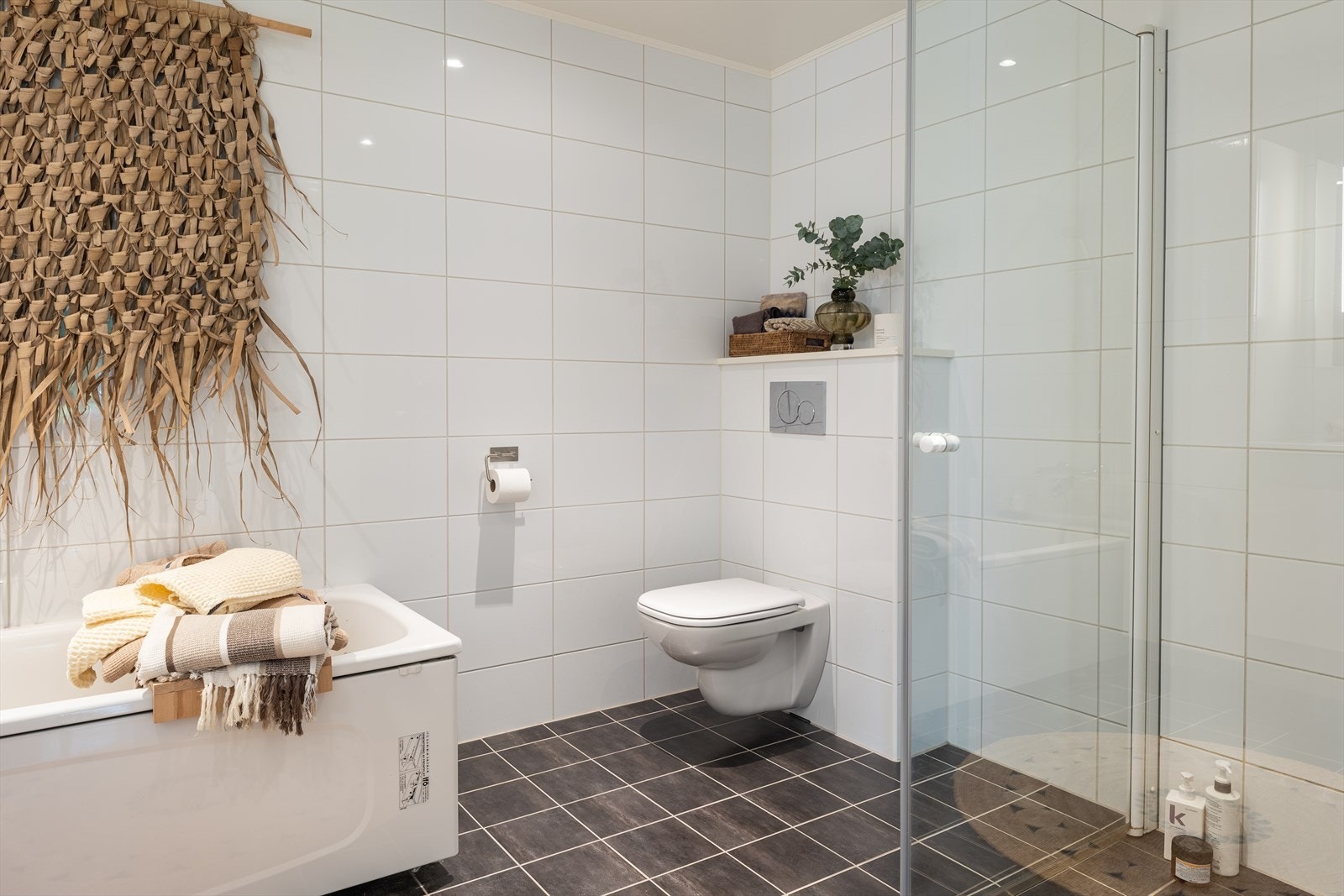 På det største badet er det både badekar og dusjhjørne. Galleribilde