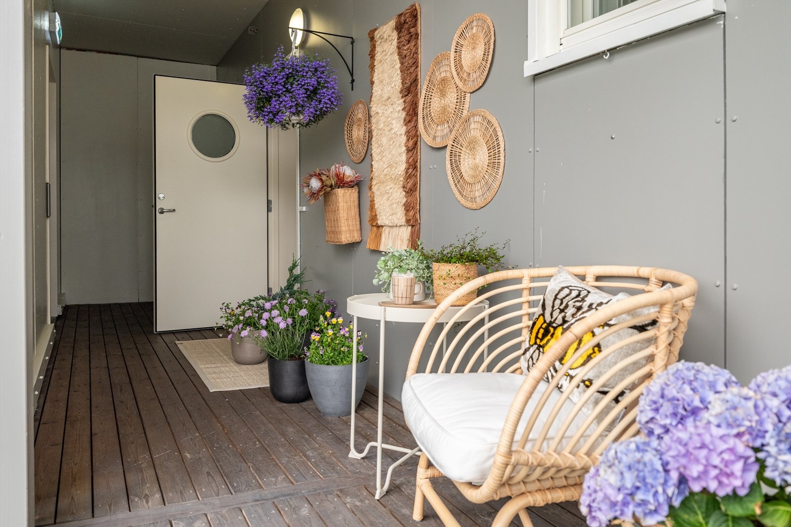 Det er heisadkomst til leiligheten og ved inngangspartiet er det svalgang med plass sittegruppe med morgensol. Foran endeveggen bak døren er det prosjektert en ekstra utebod for ekstra lagringsplass. Galleribilde