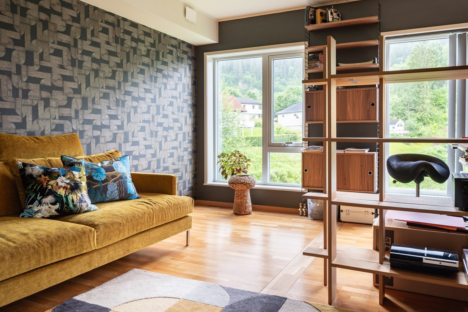 Det andre soverommet er på hele 16 kvadratmeter, noe som gir fleksibilitet på hvordan man vil bruke rommet. Her kan man også enkelt sette opp en lettvegg for å få et tredje soverom. Galleribilde