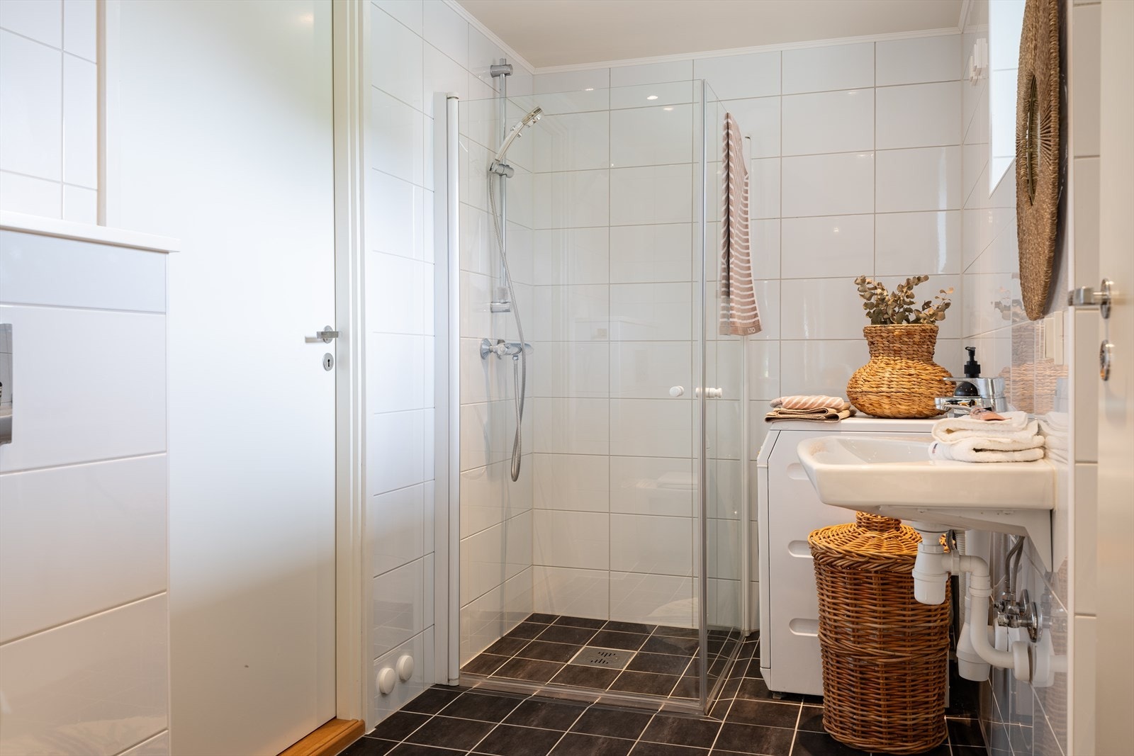 Det andre badet har opplegg og plass til både vaskemaskin og tørketrommel. Galleribilde