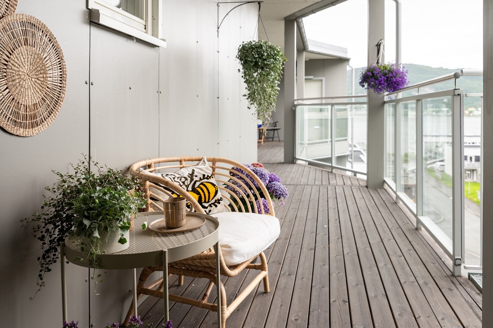 Leiligheten ligger i byggets øverste etasje. På denne uteplassen har du morgen- og formiddagssol. Galleribilde