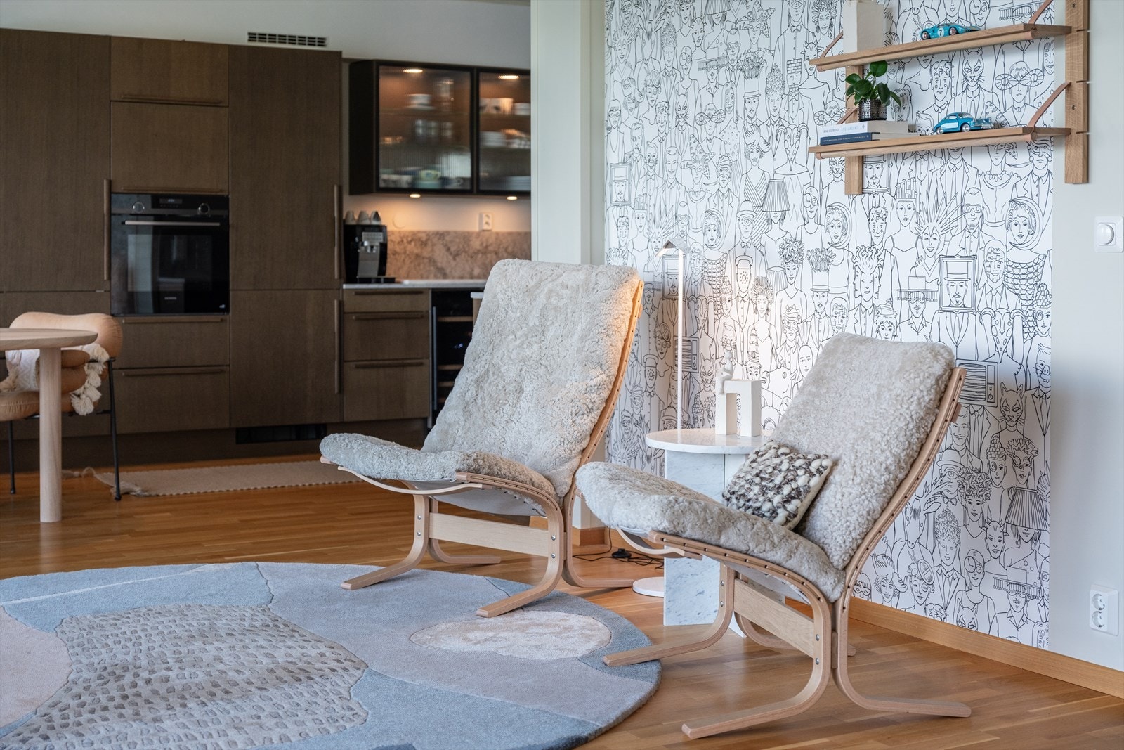 Det er lagt en eksklusiv fransk kunst tapet på en vegg på stuen. Galleribilde