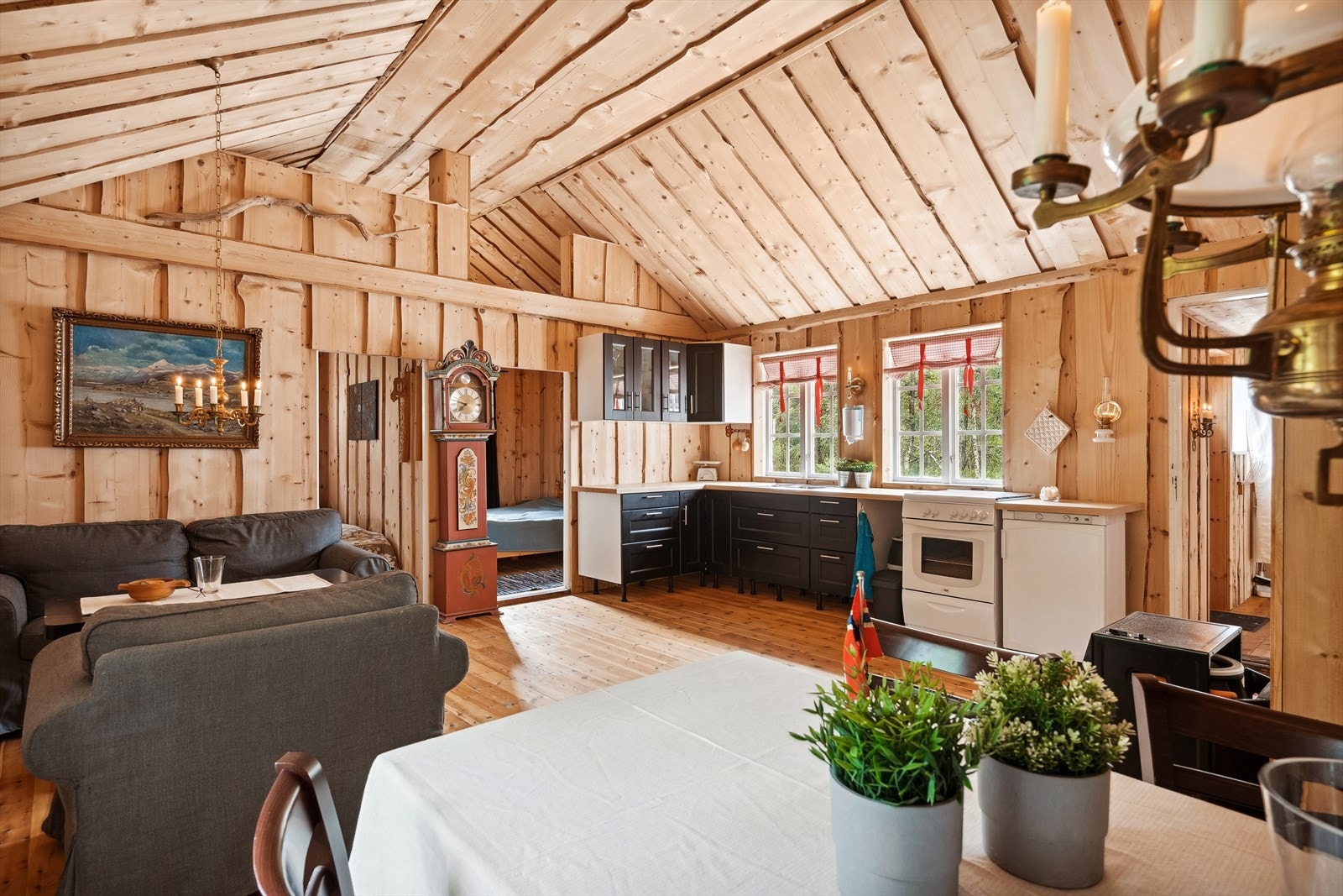 Stuen i den nye delen er romslig og har åpen røste som gir en god romfølelse. Galleribilde