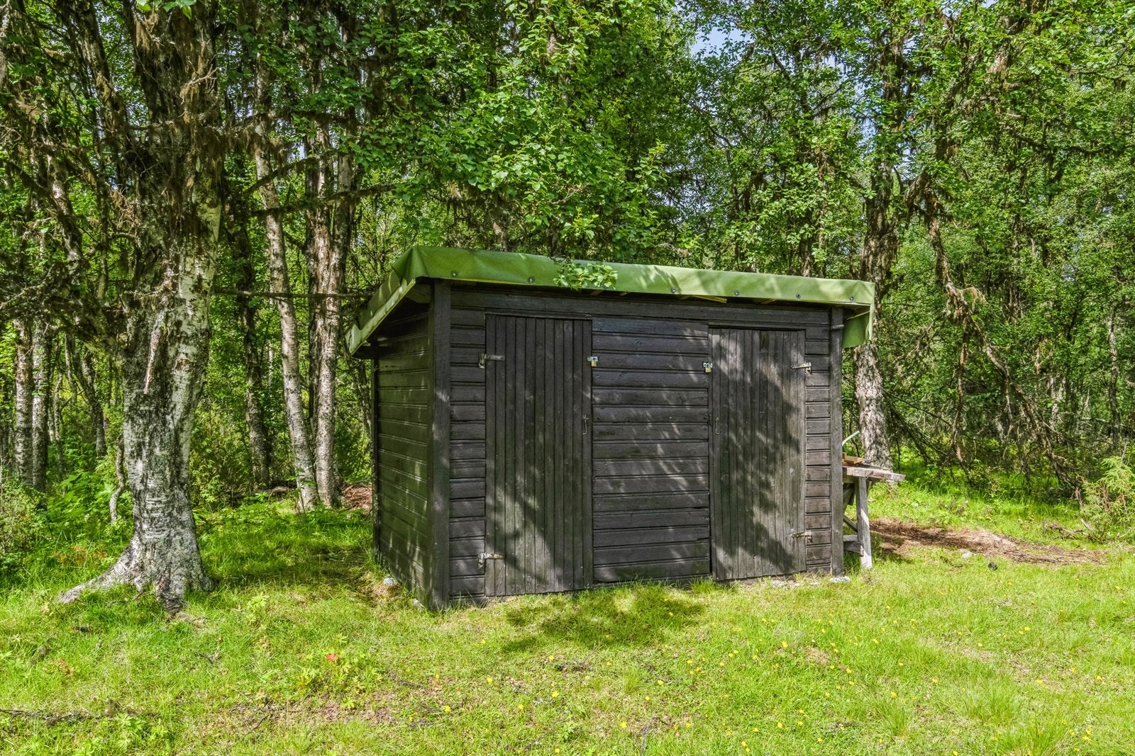 Uthus med rom for lagring og utedo. Galleribilde