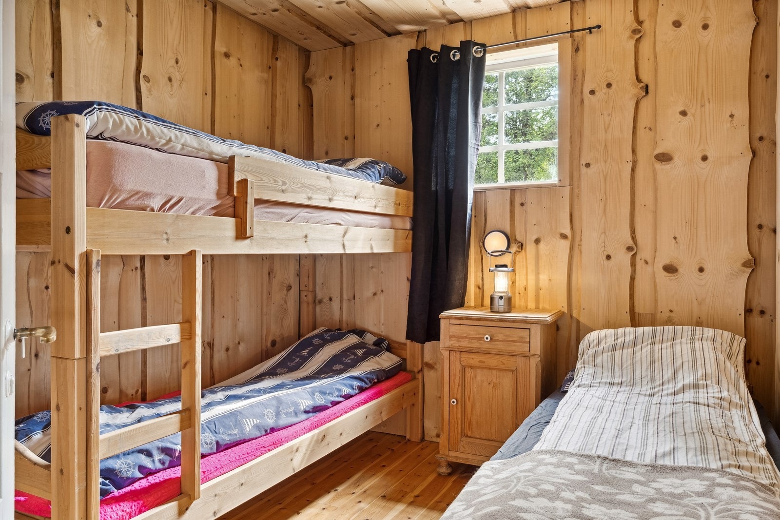 Det andre soverommet er innredet med køyeseng og enkeltseng. Galleribilde