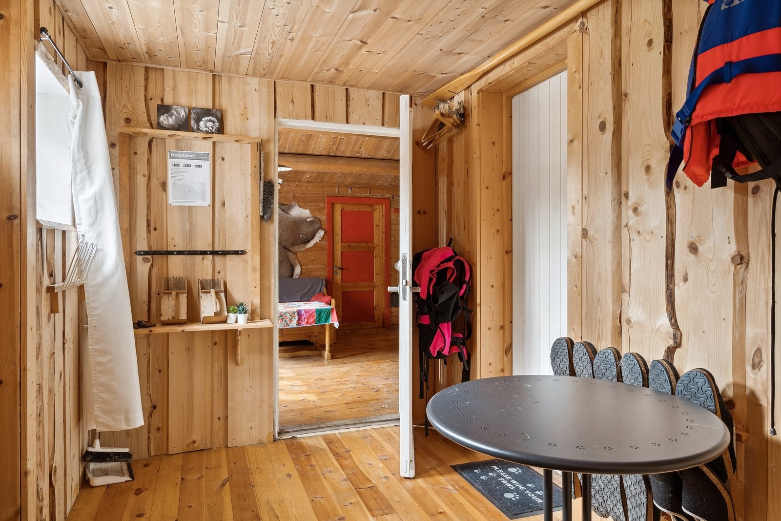 Romslig mellomgang som knytter sammen den nye og den eldre delen av hytta. Galleribilde