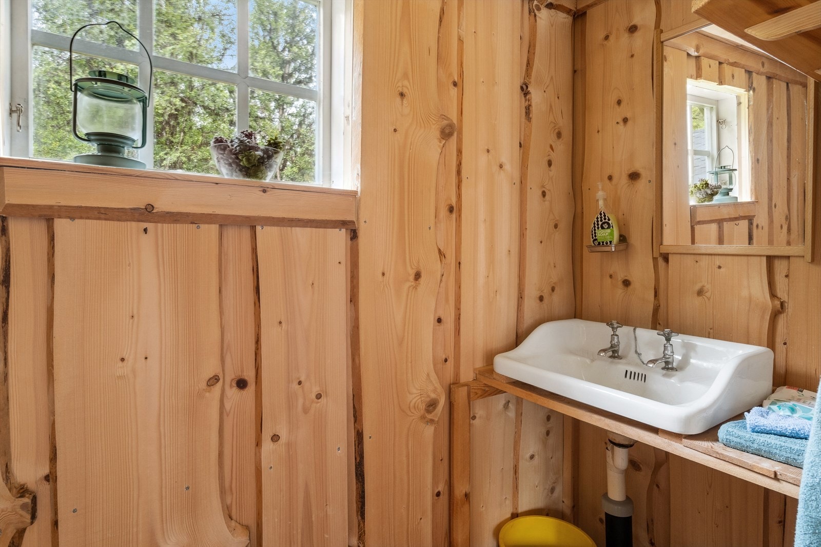 Hytta har stellerom med servant. Galleribilde