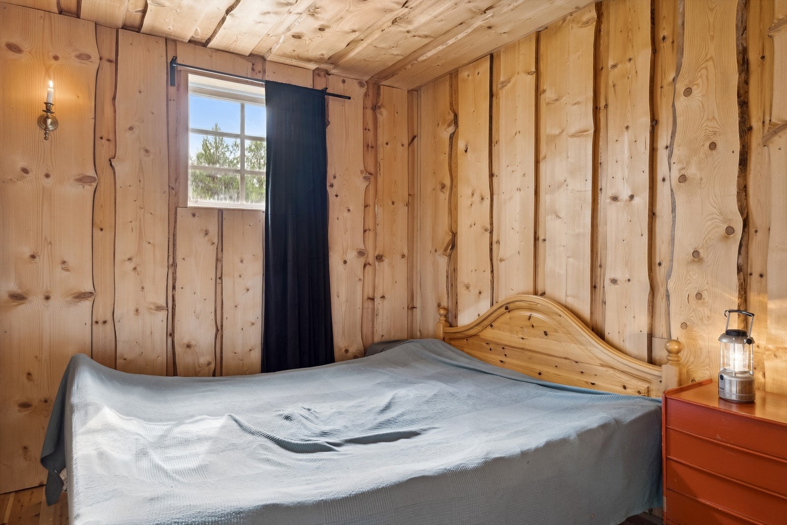 Denne delen av hytta består i alt av to romslige soverom som kan innredes med senger i ulike størrelser. Galleribilde