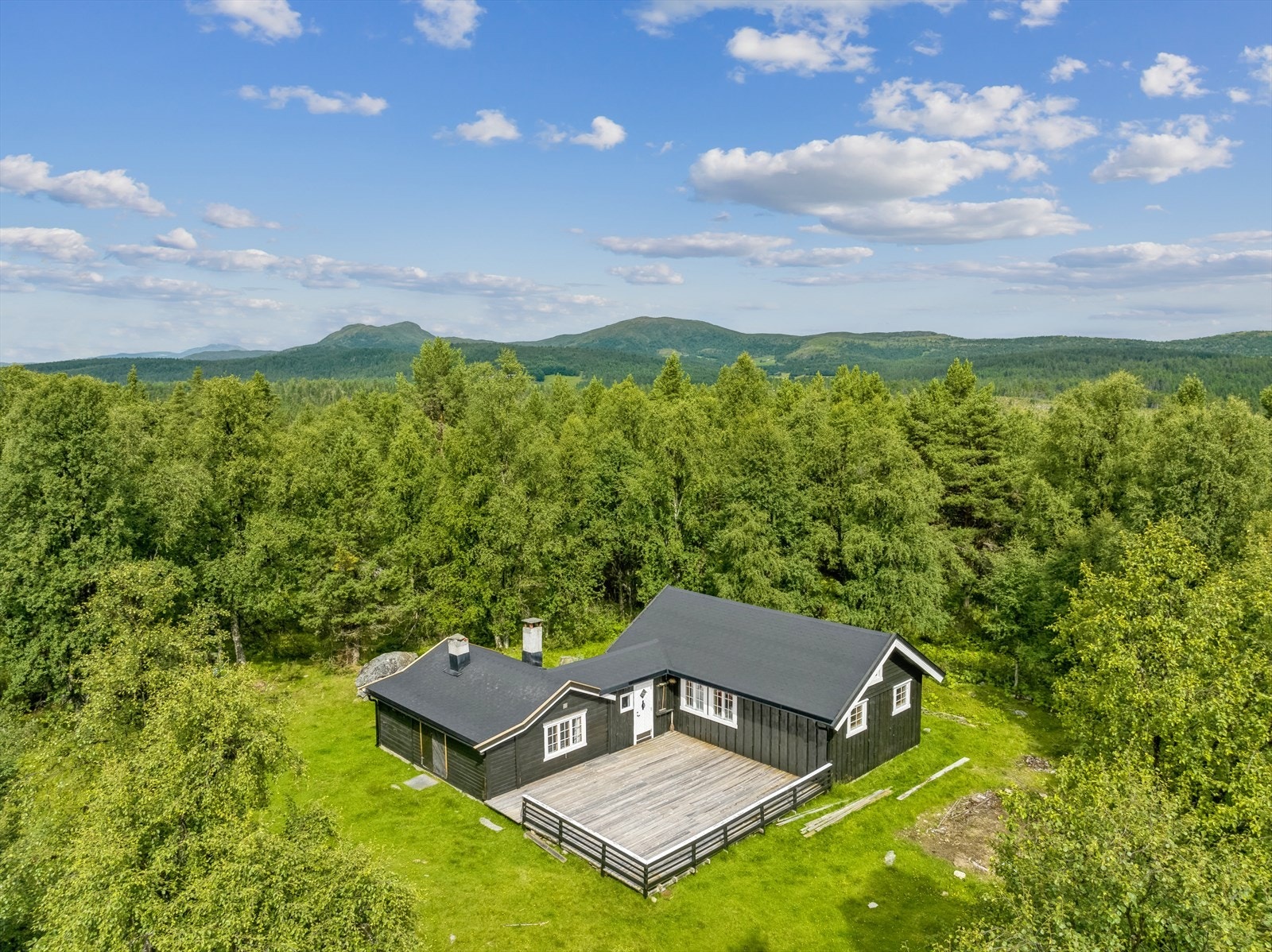Her vil man være omringet av flere gode fiske- og badevann, blant annet Kvitingen, Flatningen og Melingen. Ellers er området flott terreng for tur og jakt. Galleribilde