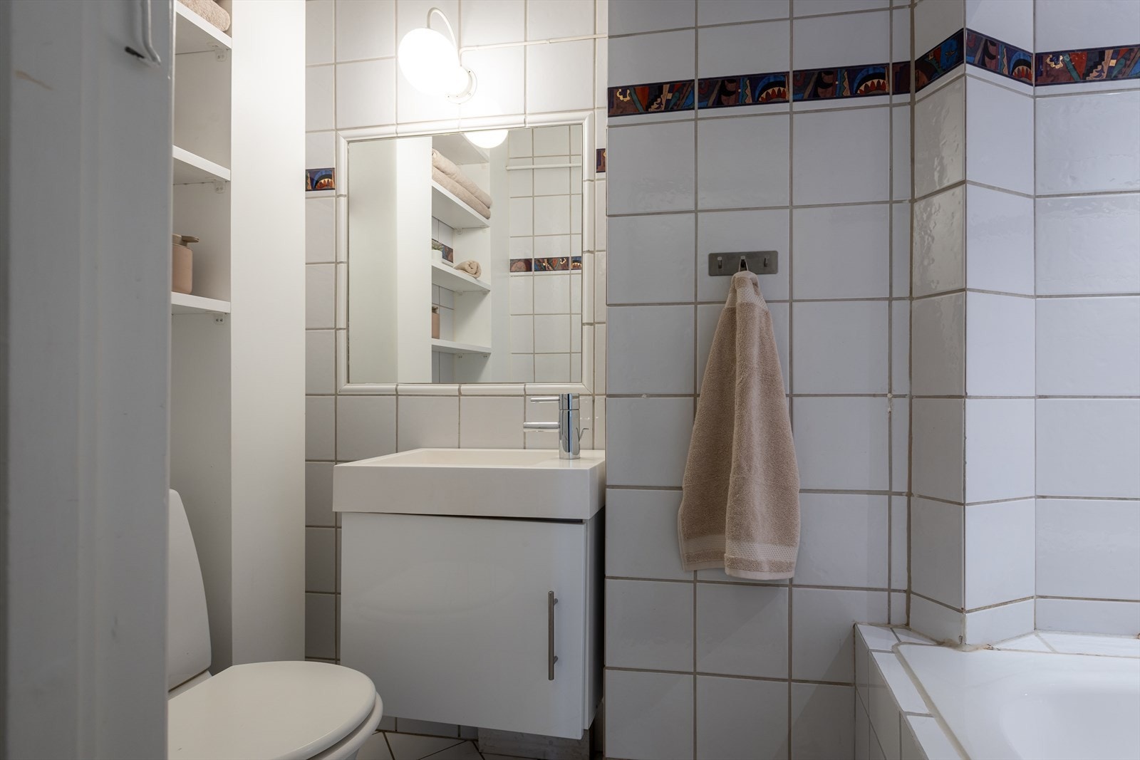 Flislagt bad med varmekabler i gulv og downlights i deler av himling Galleribilde