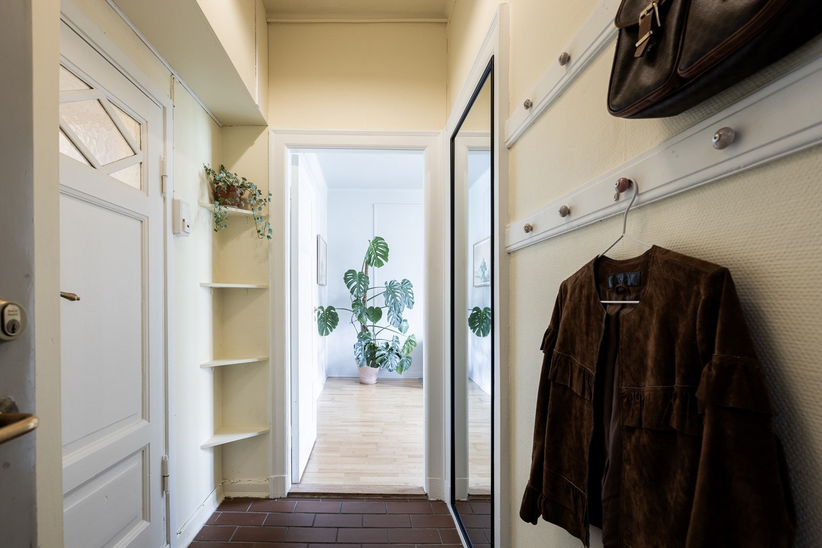 Trivelig entré med flislagt gulv Galleribilde