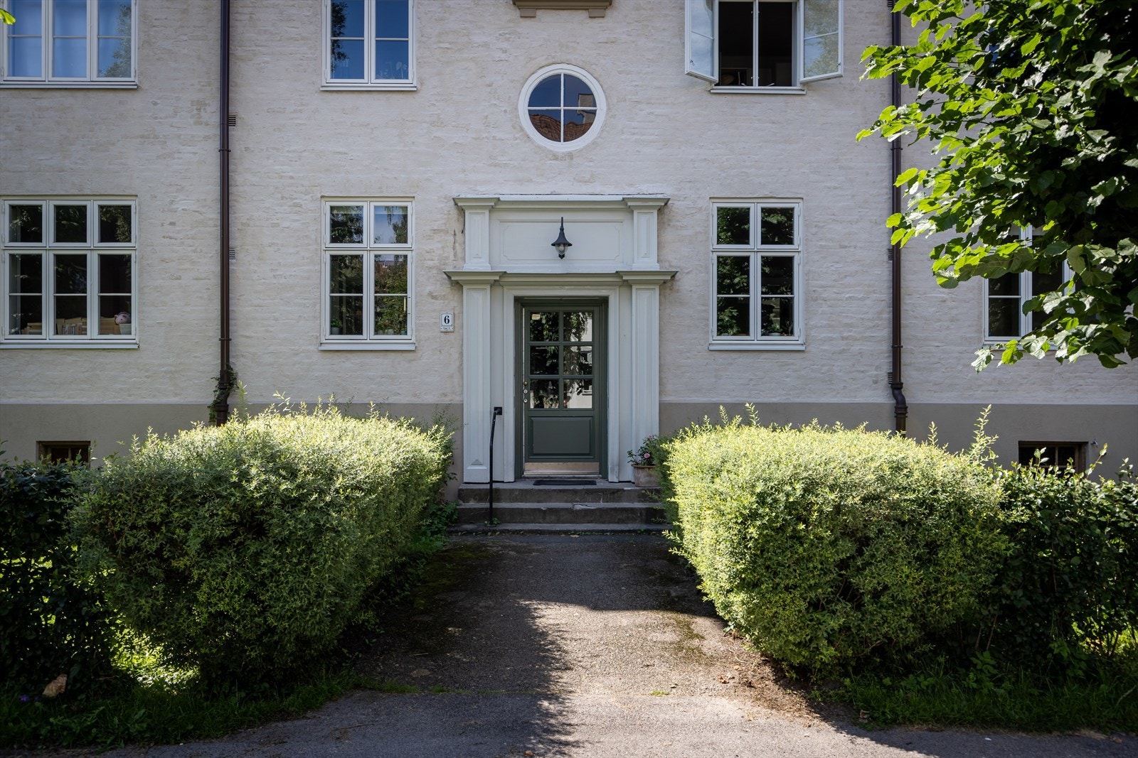 Ærverdig teglsteinsbygg i vakkert og rolig nabolag Galleribilde