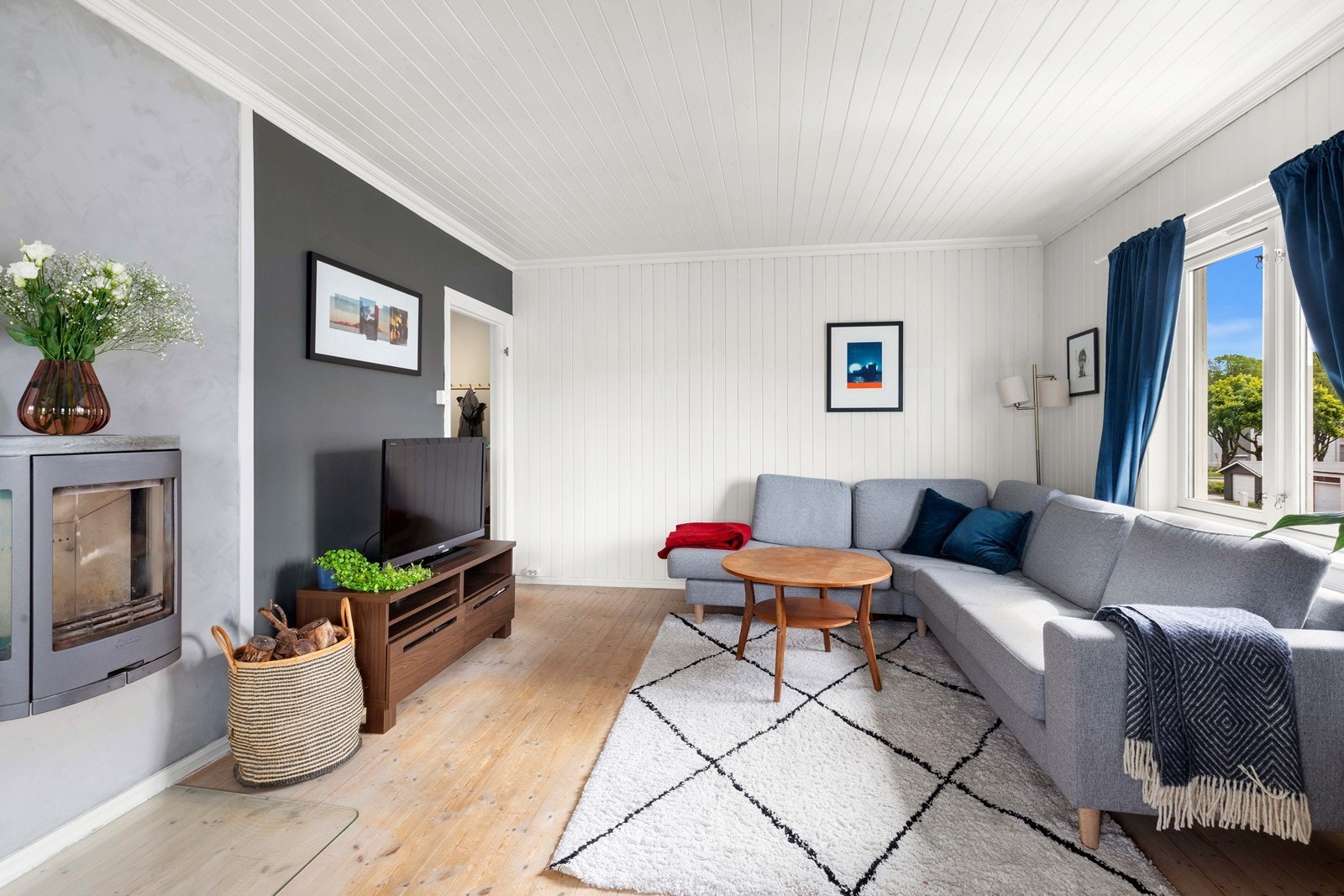 Stue med god plass til sofagruppe Galleribilde