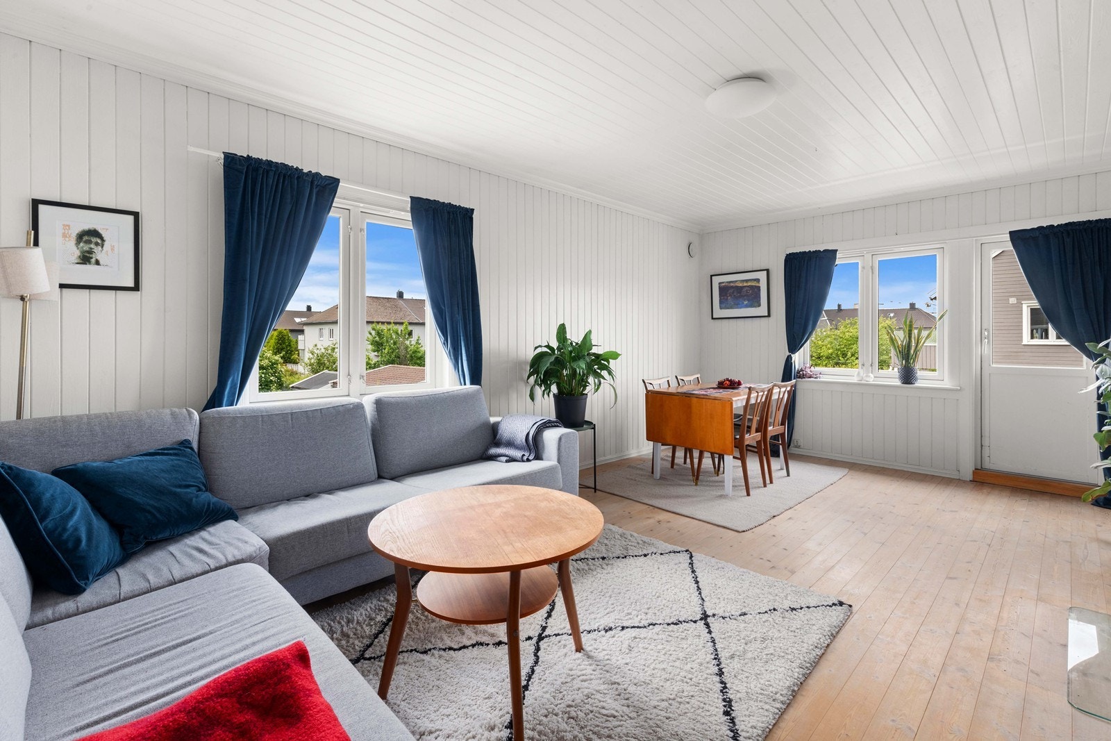 Stue med utgang til solrik balkong Galleribilde
